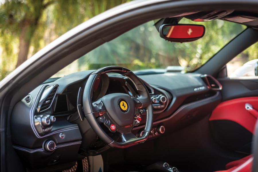 Интерьер Ferrari 488 GTB The Lucybelle (232129) 2017 года  (фото 24 из 34)